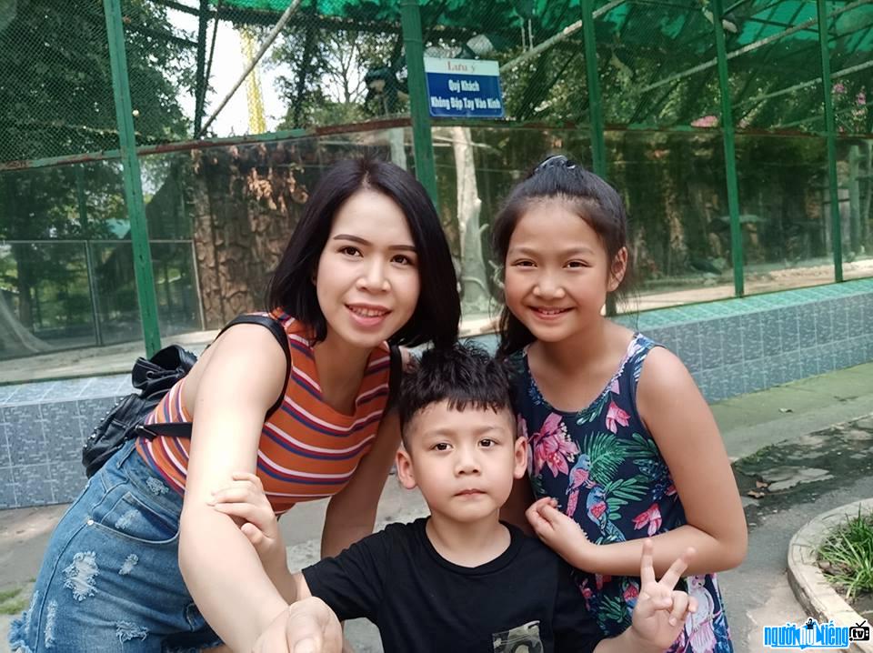  beautiful Lan Phuong with 2 little angels