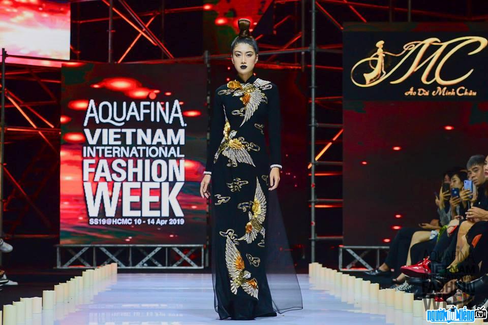  Y Nhi is beautiful and confident on the catwalk