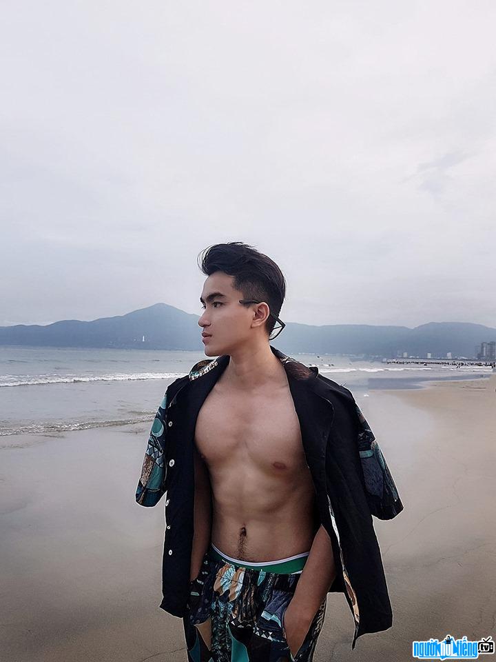 Thiên Phú điển trai đi dạo trên bãi biển