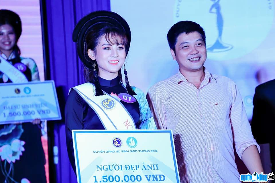  beautiful Huynh Nhu receiving the Beauty Award