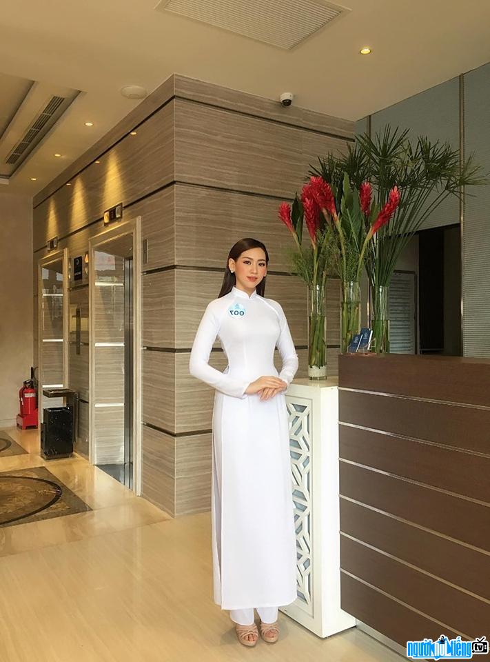  Ai Xuan is gentle with traditional ao dai