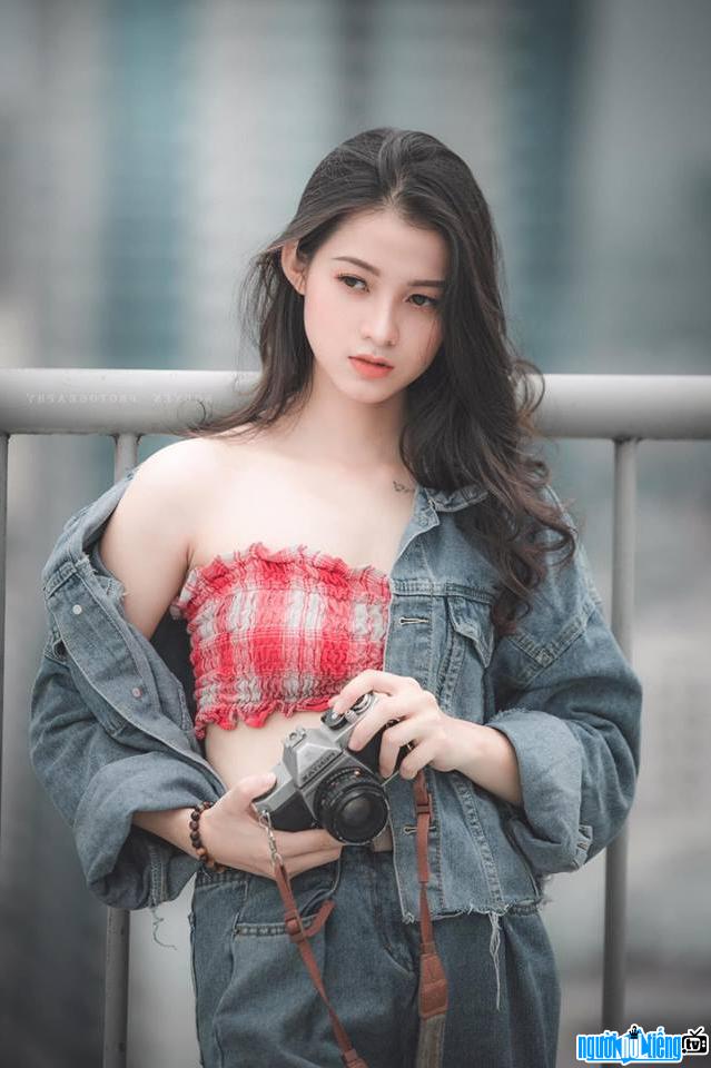  Khanh Linh shows off her sexy bare shoulders