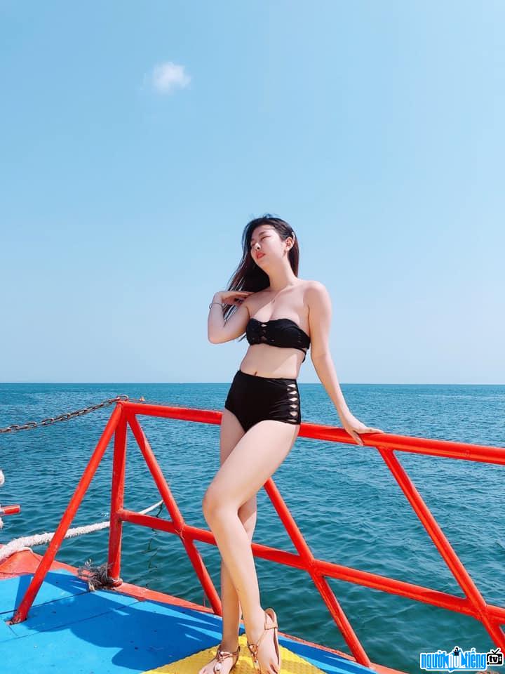  Van Anh shows off 3 sexy rings with bikini