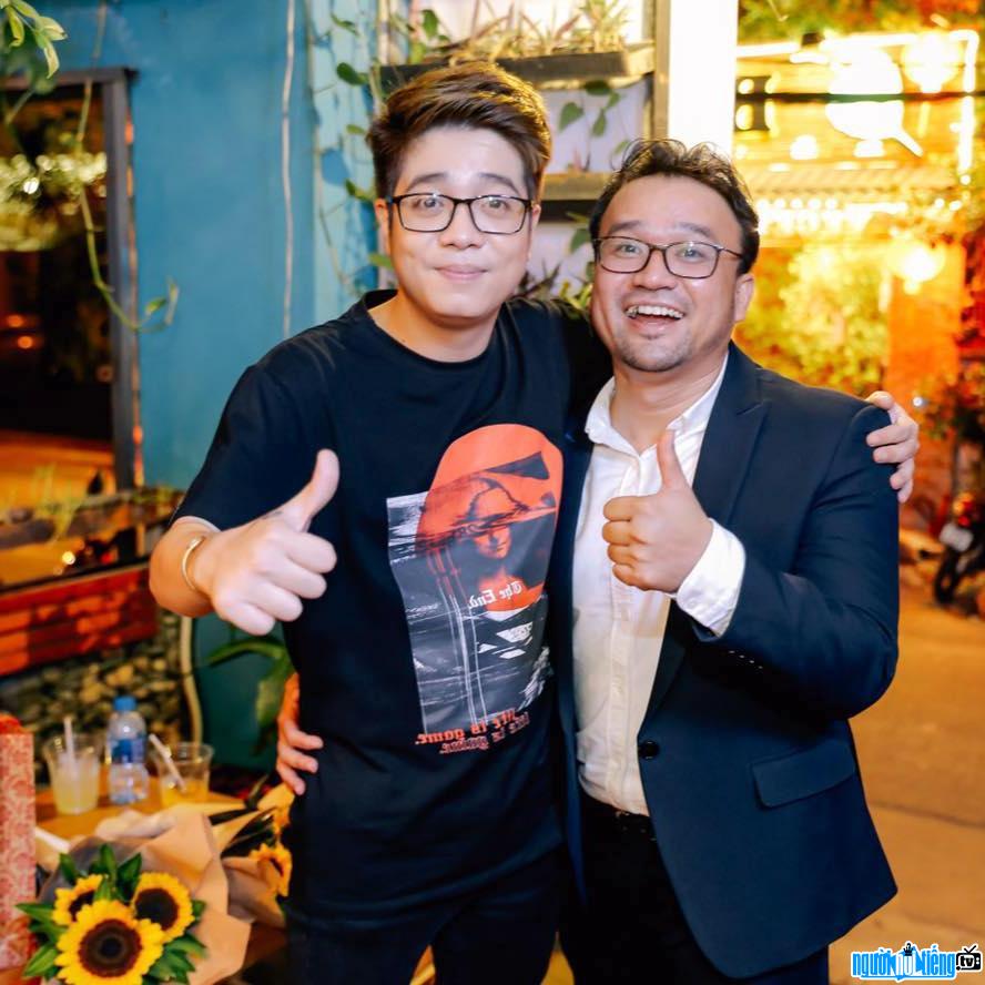  Photo of director Van Cong Vien and singer Bui Anh Tuan