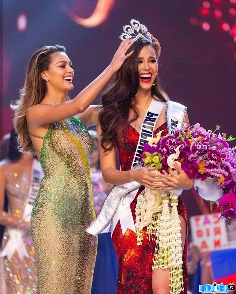  Photo of Catriona Gray happy to be crowned Miss Universe Institute 2018