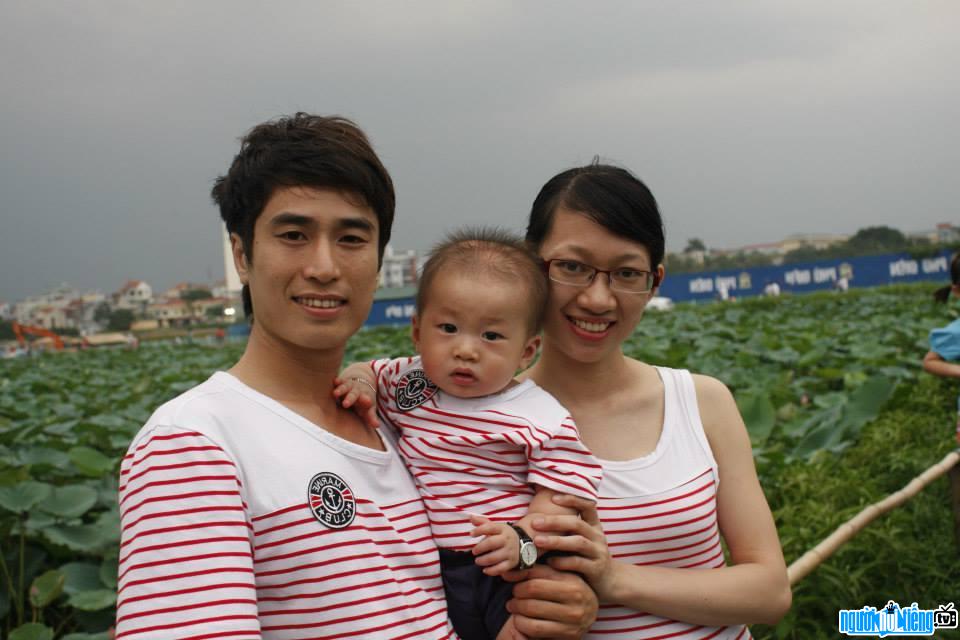 Bức ảnh đạo diễn Mai Long hạnh phúc bên vợ và con trai