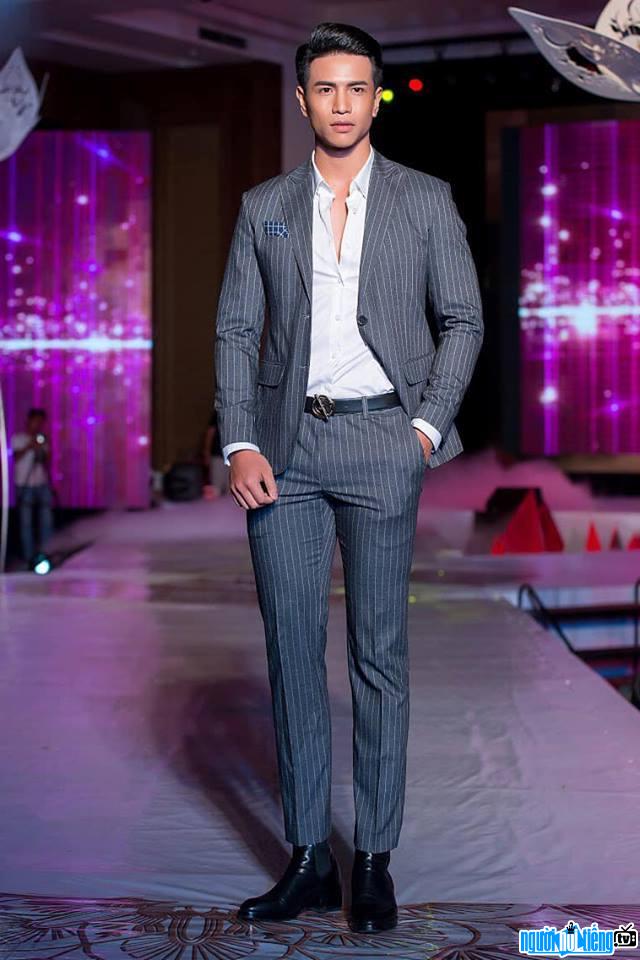 Photo of elegant male supermodel Trinh Bao with vest