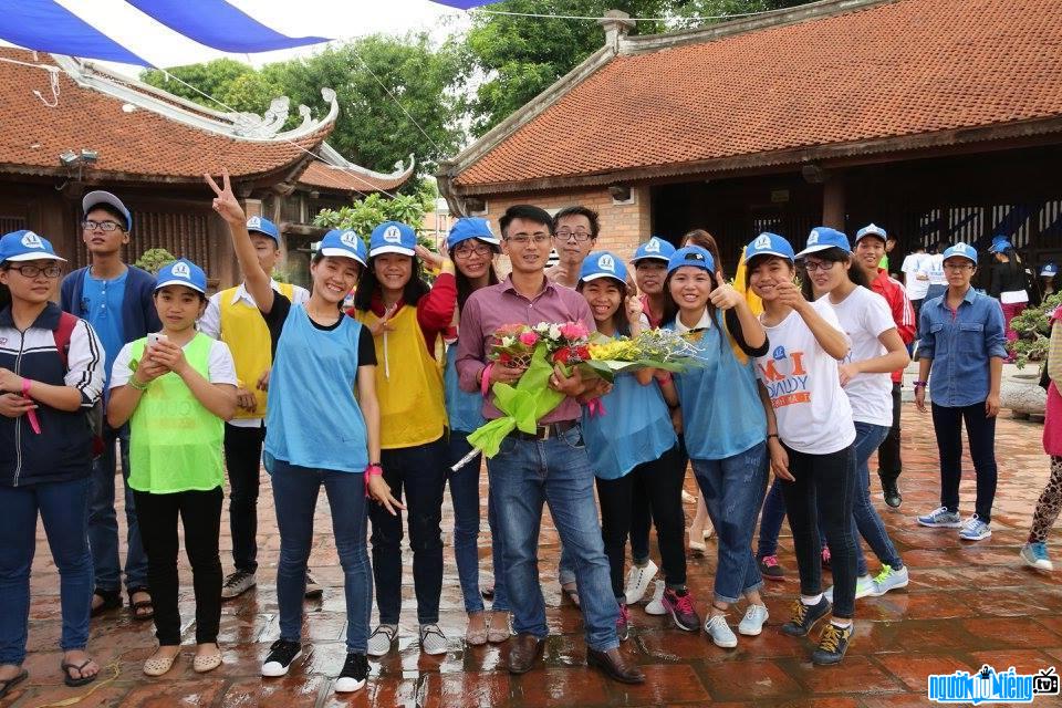 Thầy Nguyễn Bá Tuấn và các bạn học sinh tại Quốc Tử Giám
