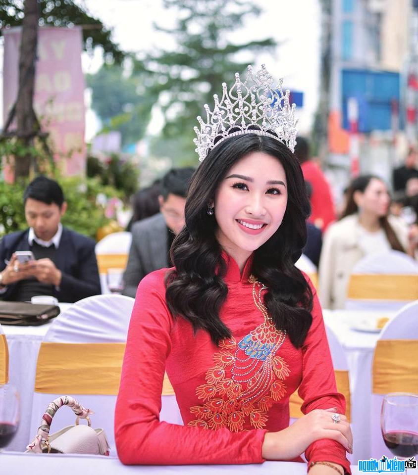 Miss Anh Thu participates in the event 