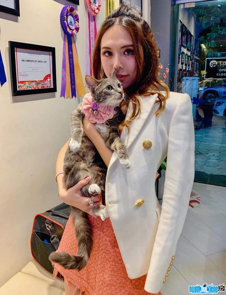  beautiful Phuong Uyen with her pet