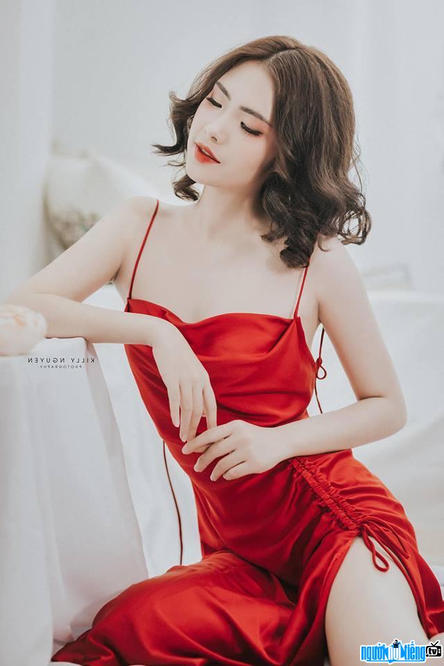 Hong Nhung is extremely charming in her dress two-wire red