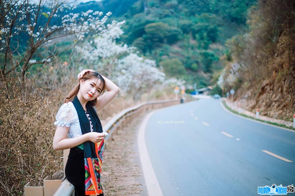 Nét xinh đẹp nữ tính của Khánh Uyên trong bộ trang phục của người Thái