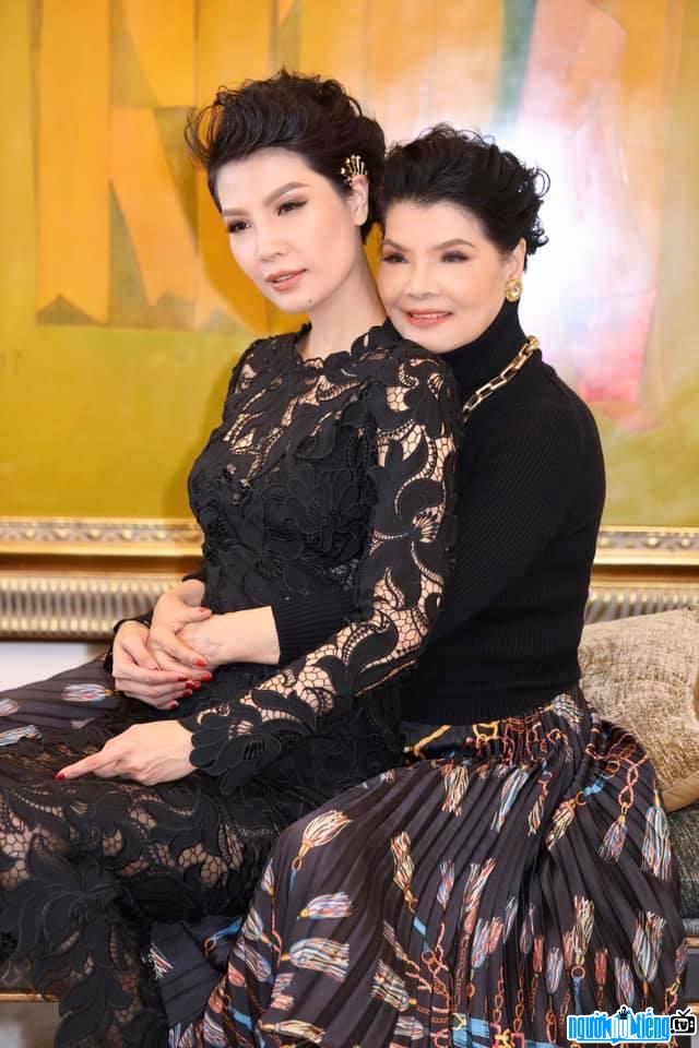 Supermodel Cam Nhung aristocratic with her biological mother Supermodel Cam Nhung smiles with her daughter Vi Anh
