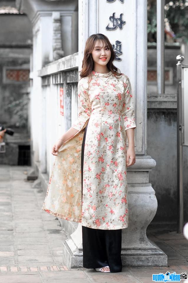 Kiều Trang xinh đẹp tựa thiên thần với áo dài hoa