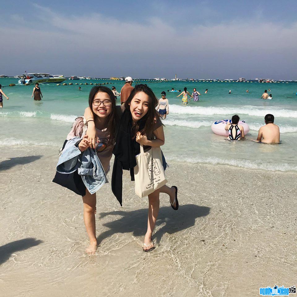 Phương Khanh đi biển cùng bạn bè