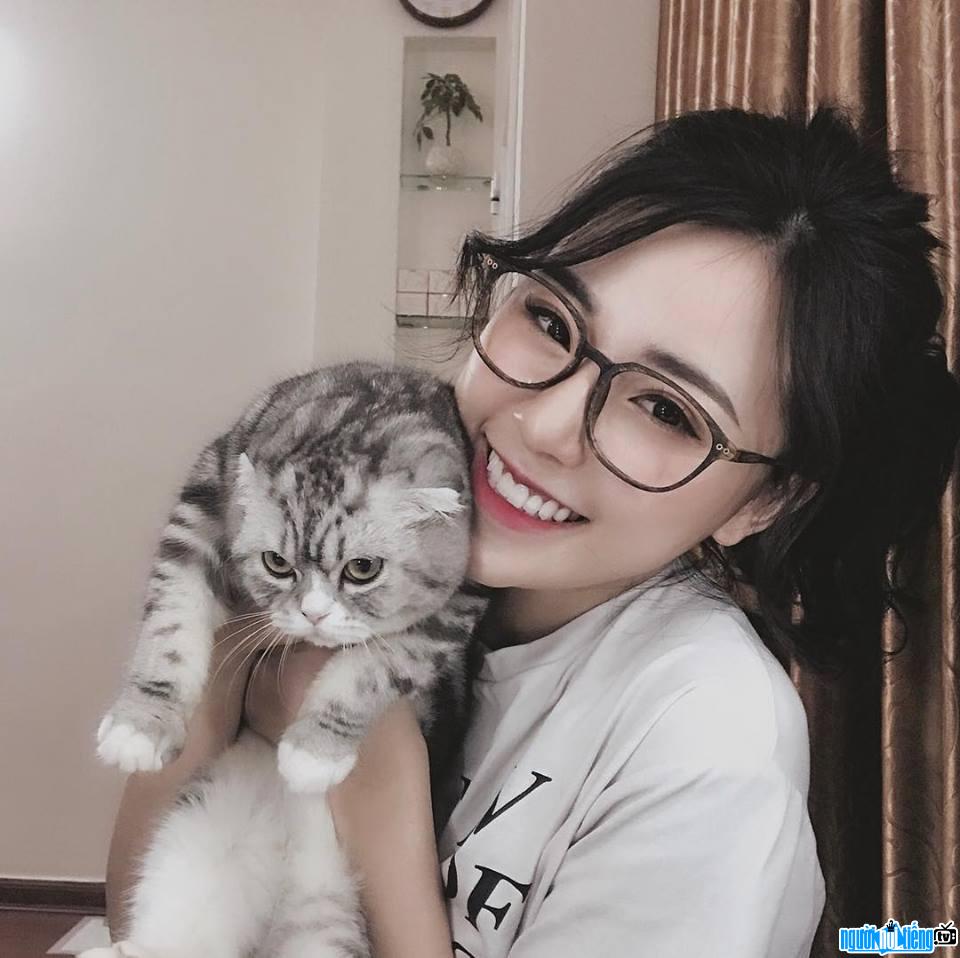 Minh Anh rạng rỡ cười xinh cùng mèo con