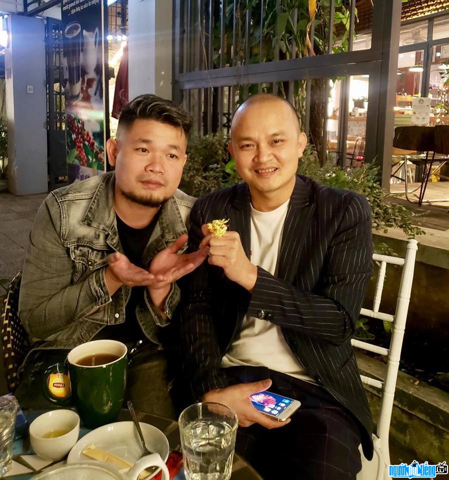  Comedian Cuong Ca taking pictures with Bui Xuan Nghia Comedian Cuong Ca took a photo with Cu Thuc