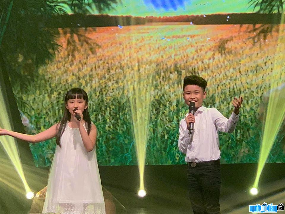  Nhat Minh duet with co-stars