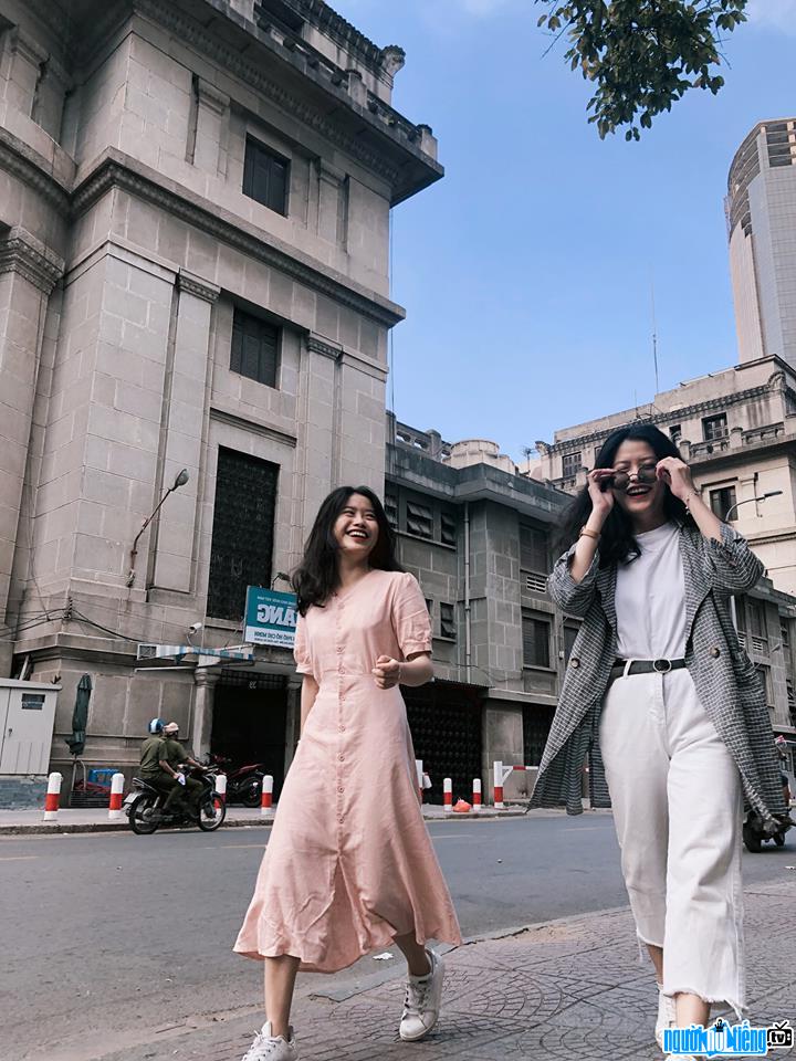 Hai chị em Song Tuyến - Song Tuyền xinh đẹp dạo phố