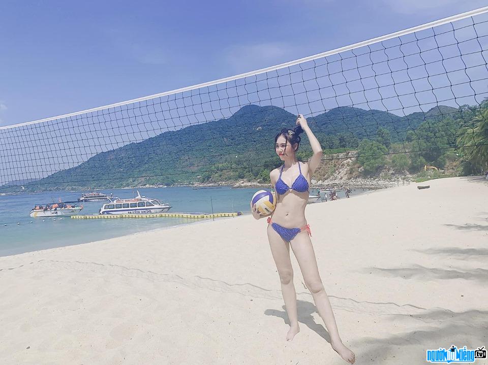  Thach Oanh shows off her hot figure with bikini