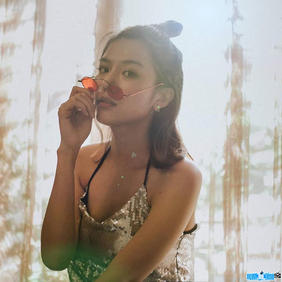  Beautiful Phuong Anh image shows sexy bare shoulders