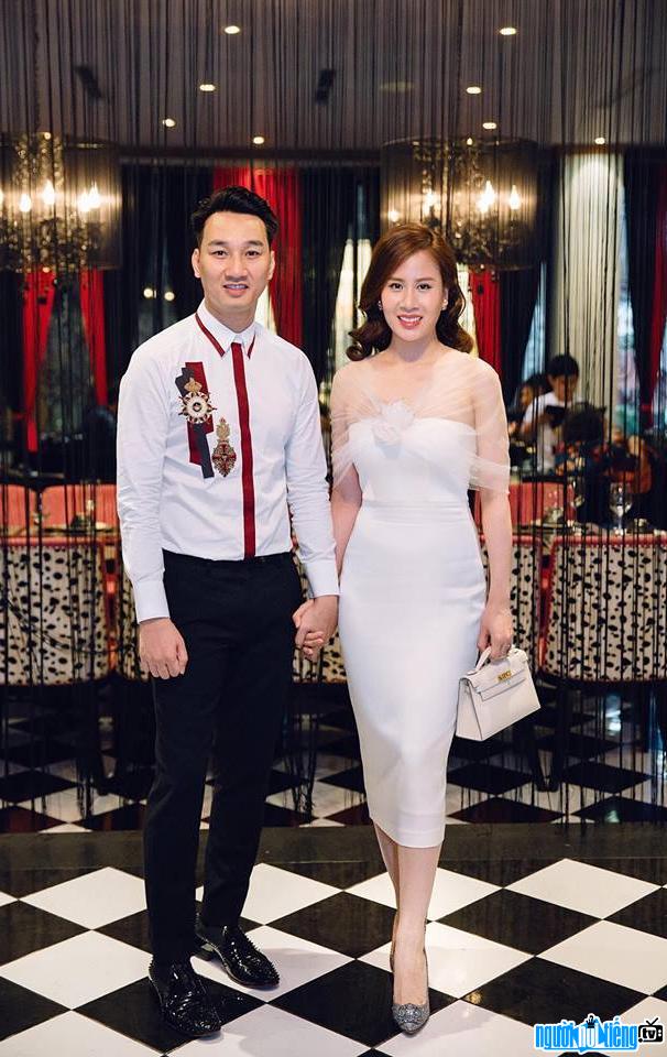  Beautiful Ngoc Huong standing next to her husband MC Thanh Trung