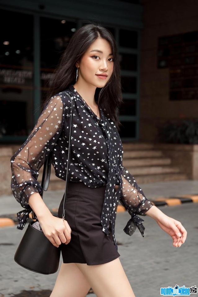  Thu Thuy is dynamic and confident on the street
