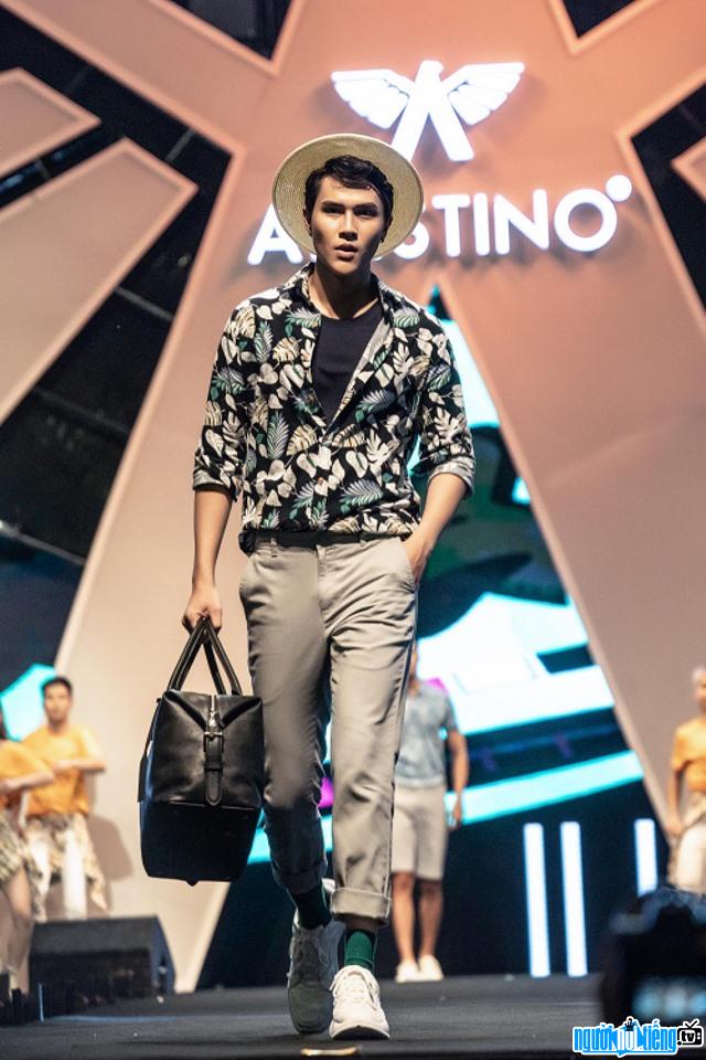  handsome Jay Tran in the fashion show