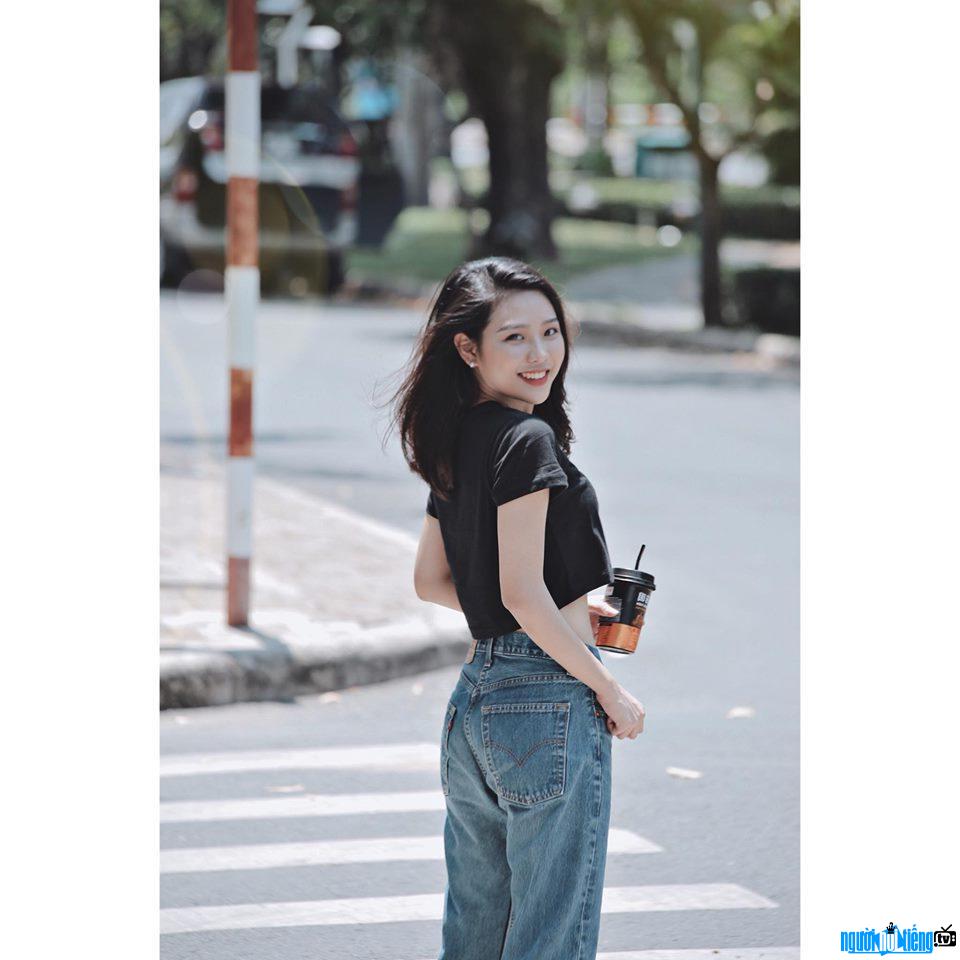 Image Minh Tu has a personality with a crop top