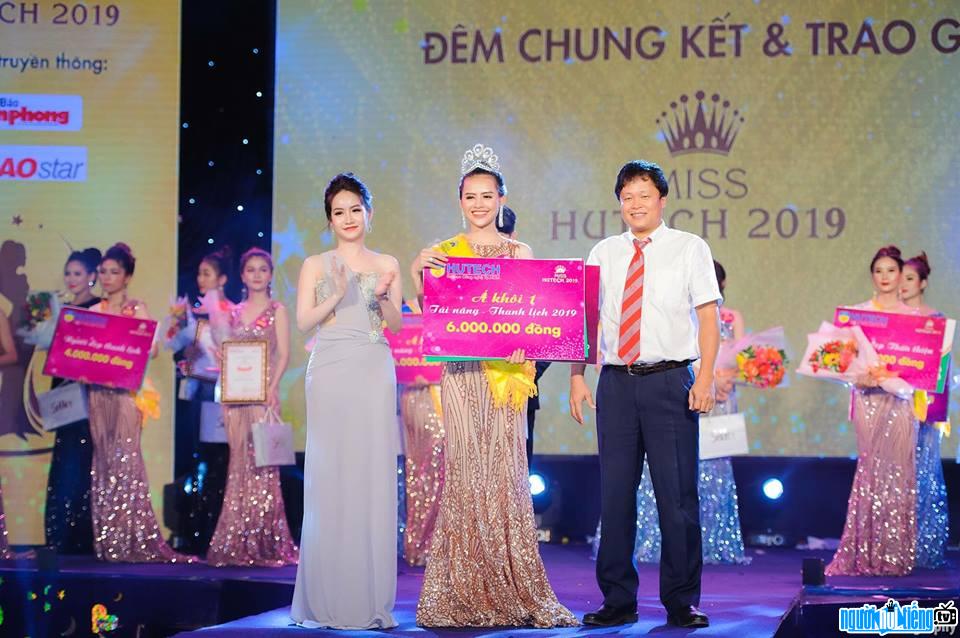  Cao Tuyet won the 1st runner-up prize of Miss HUTECH 2019 contest