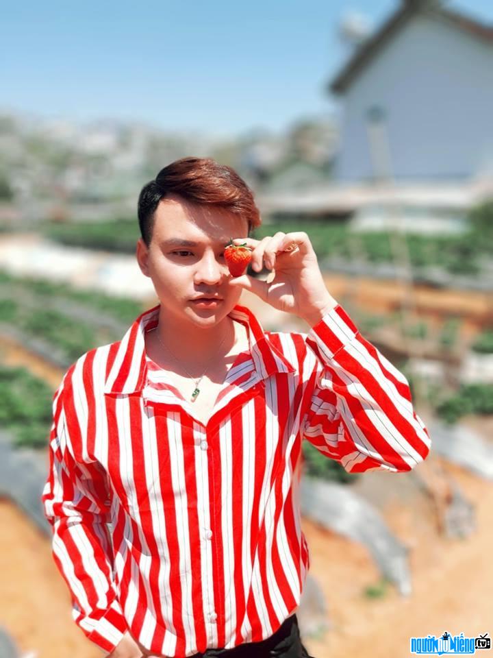  MC Truong Giang Pham in the strawberry garden