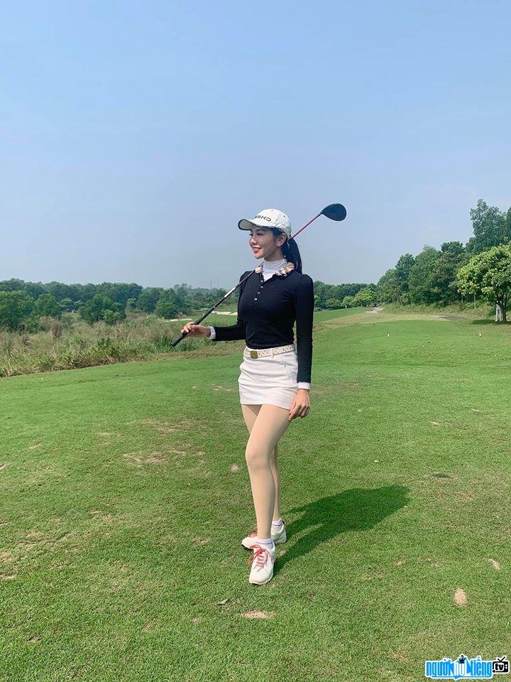  Hai Anh stands out in a golf set