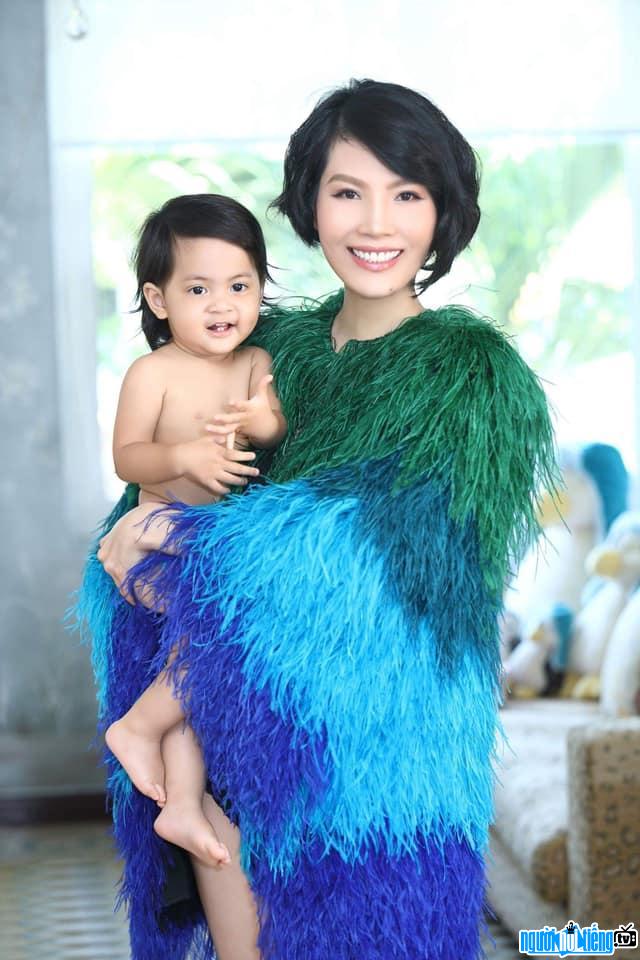 Siêu mẫu Cẩm Nhung tươi cười cùng con gái Vi Anh