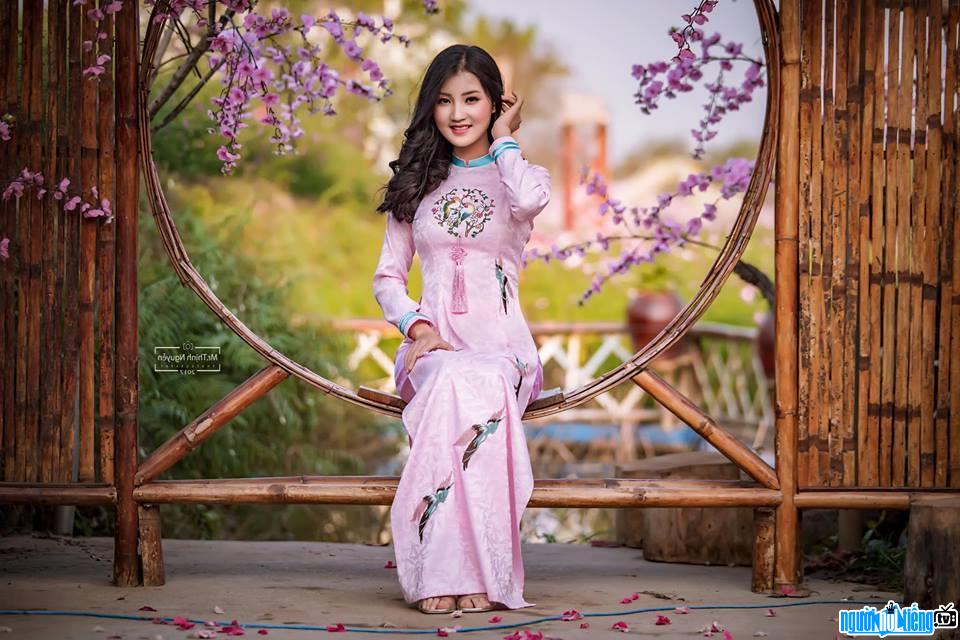  Chu Huyen takes pictures to welcome spring
