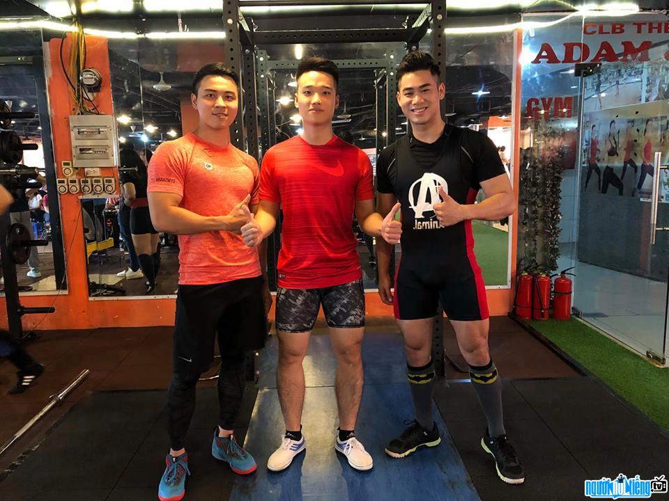  Fitness coach Johnny Trung Nguyen (black shirt) with friends