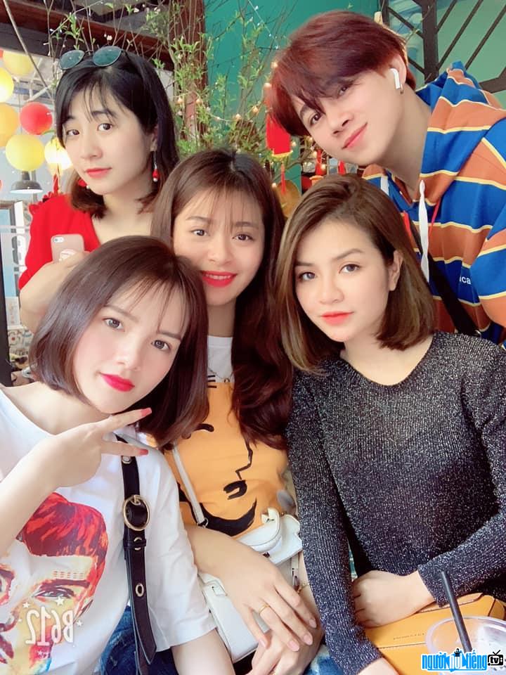  Huynh Duc took a photo with a group of friends