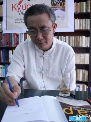 Vietnamese modern writer Nguyen Quang Lap