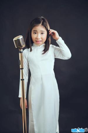 Singer Ju Uyen Nhi