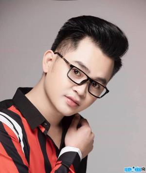 Singer Nguyen Son Khanh