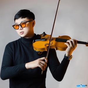 Violinist Dao Duy Tuan