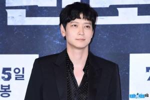 Performer Kang Dong Won