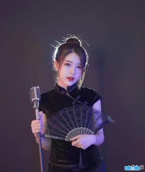 Singer Linh Huong Luz