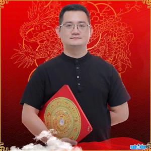 Feng shui master Nguyen Dinh Tuan (Thay Tuan Phong Thuy Huong Nha)