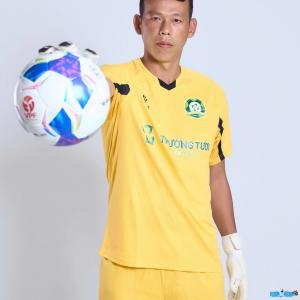 Goalie Bui Tan Truong