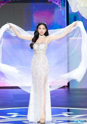 Runner-up Tran Ngoc Chau Anh