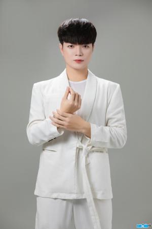 Singer Hoang Thuan