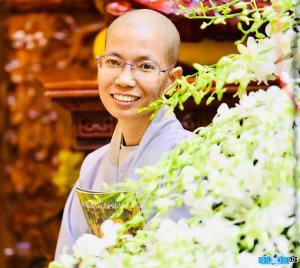 Monks Thich Nu Nhuan Binh
