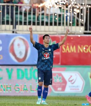 Football player A Hoang