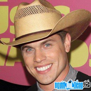 Country singer Dustin Lynch