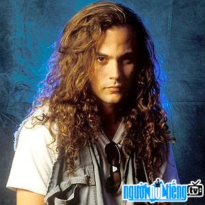 Bassist Mike Starr